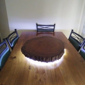حلقه چوب چرخان روی میز